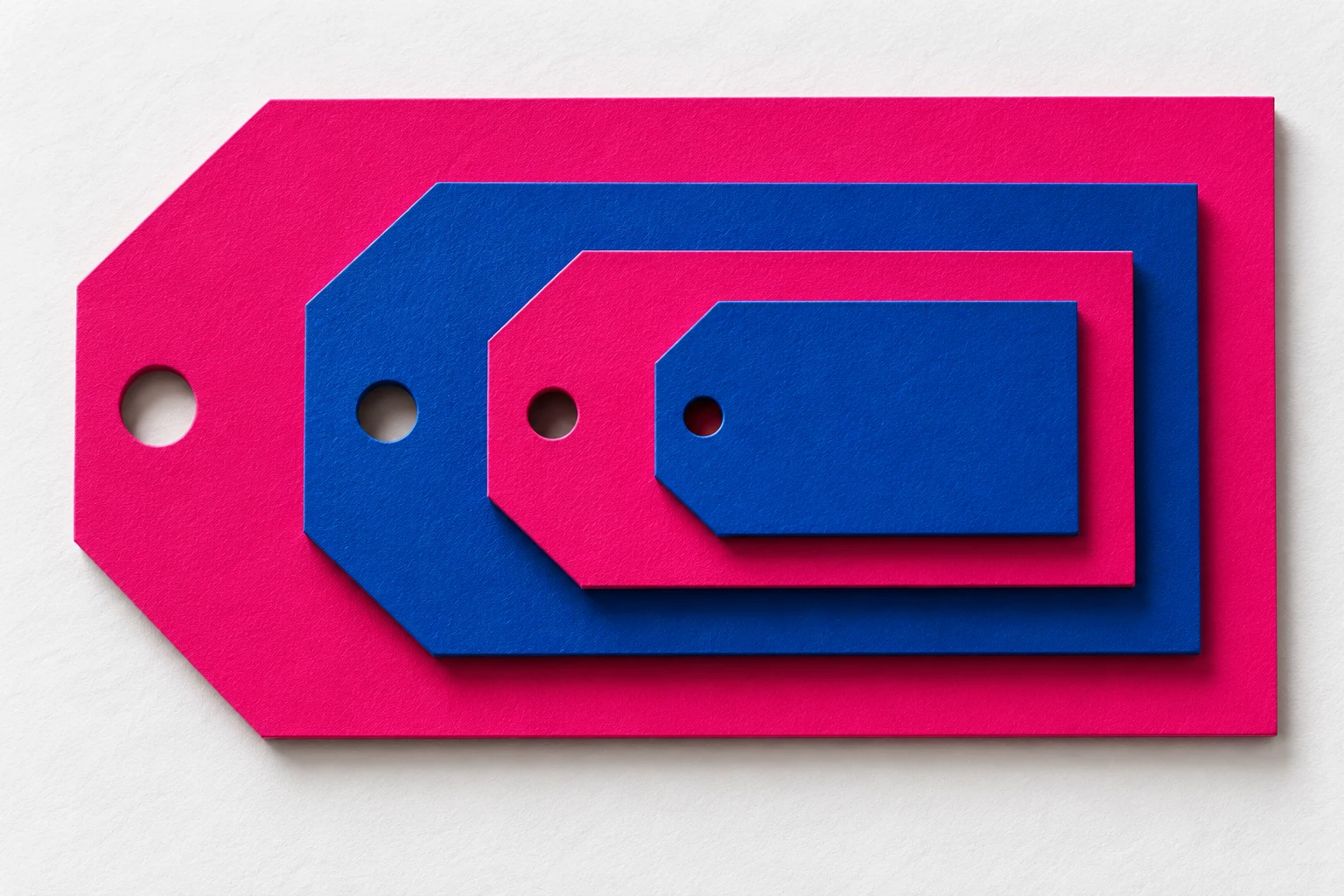 Etiquetas rectangulares sin texto encajadas en un collage de papel; metáfora IA de niveles de clasificación, no código aduanero, declaración ni tipo impositivo.