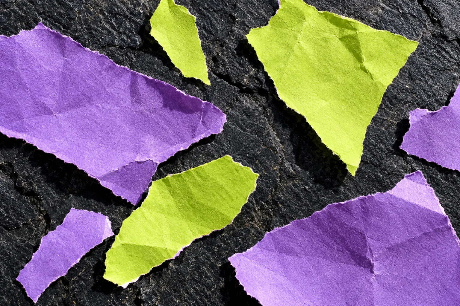 Ilustración IA de fragmentos abstractos de papel lila sin cifras, emblemas ni retratos; no reproduce billetes ni evalúa su autenticidad.