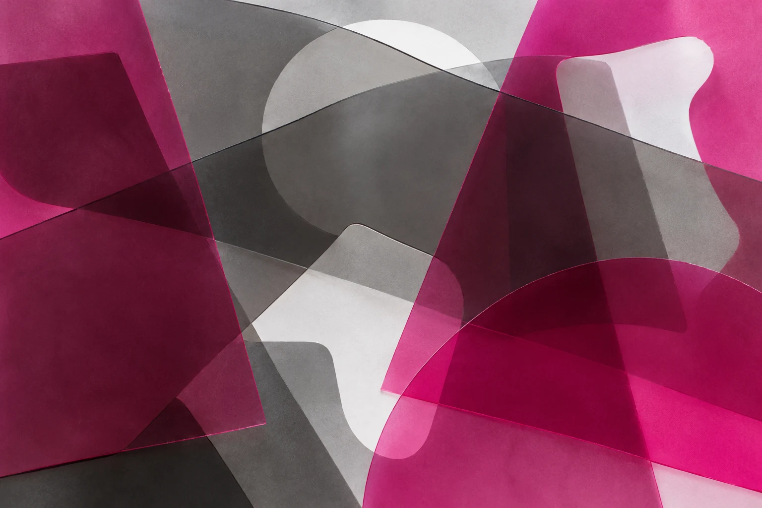 Ilustración IA: capas translúcidas que ocultan parcialmente formas abstractas. Composición imaginaria, no documenta personas, datos, pruebas o hechos reales.